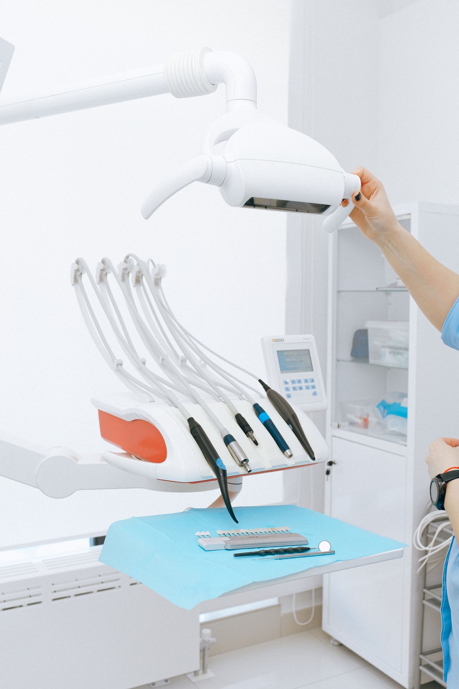 Equipamento odontológico moderno em consultório