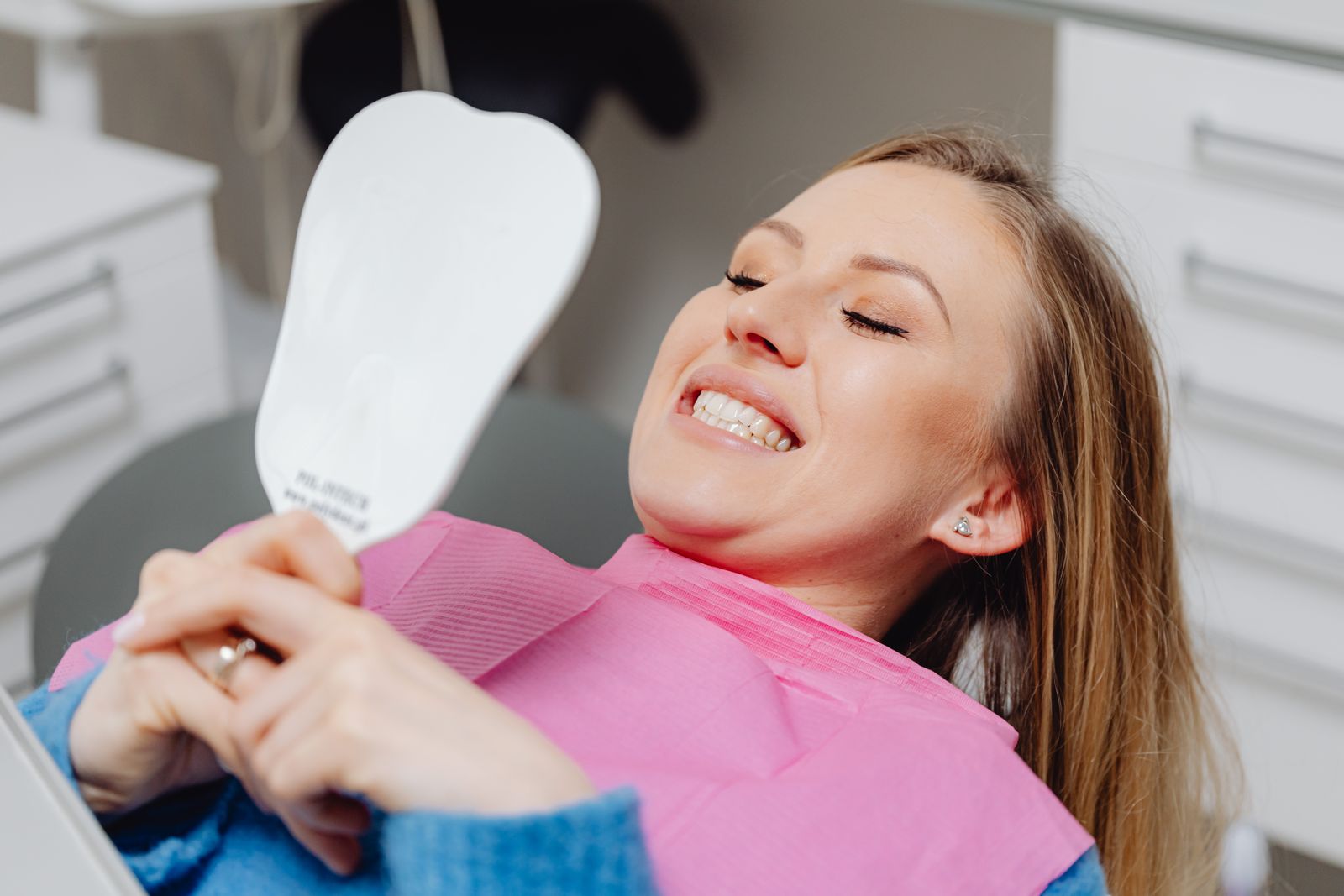 Paciente sorrindo após tratamento em clínica odontológica