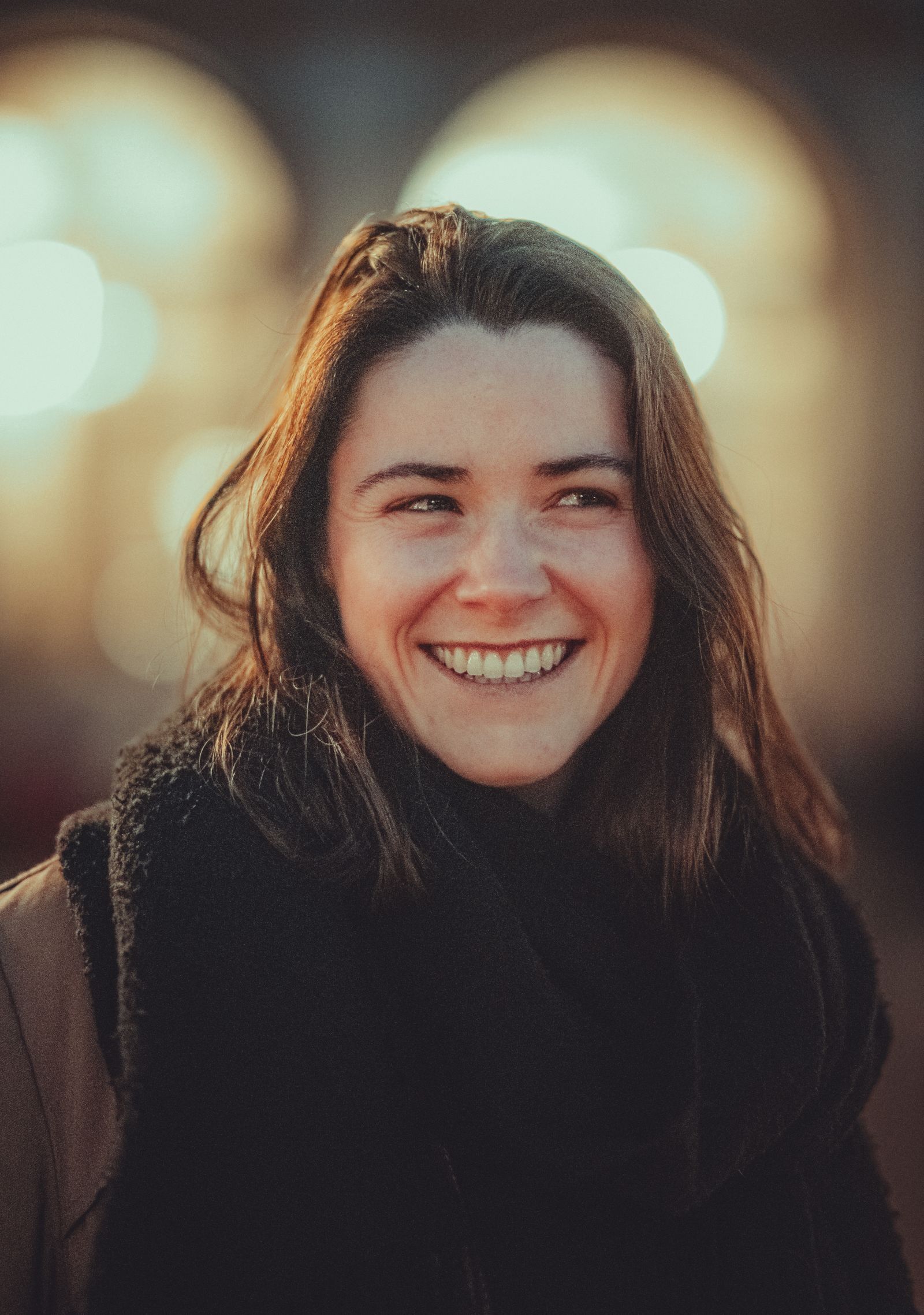 Profissional sorrindo em um ambiente acolhedor