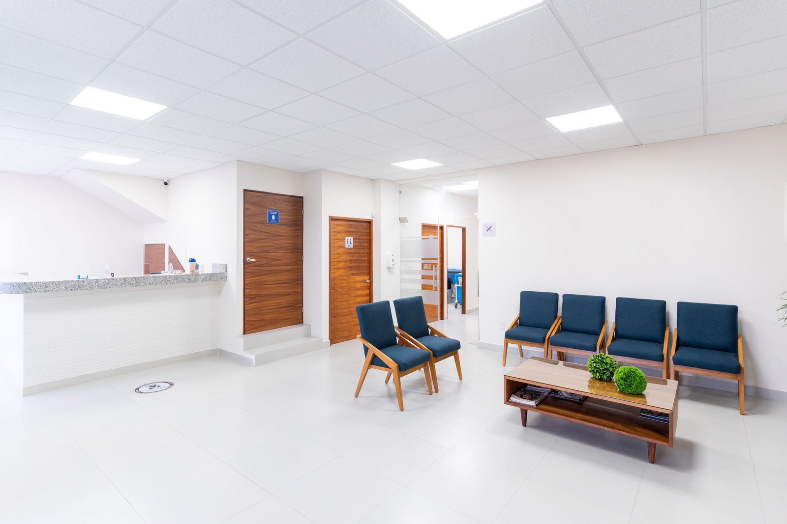 Recepção de clínica odontológica limpa e convidativa